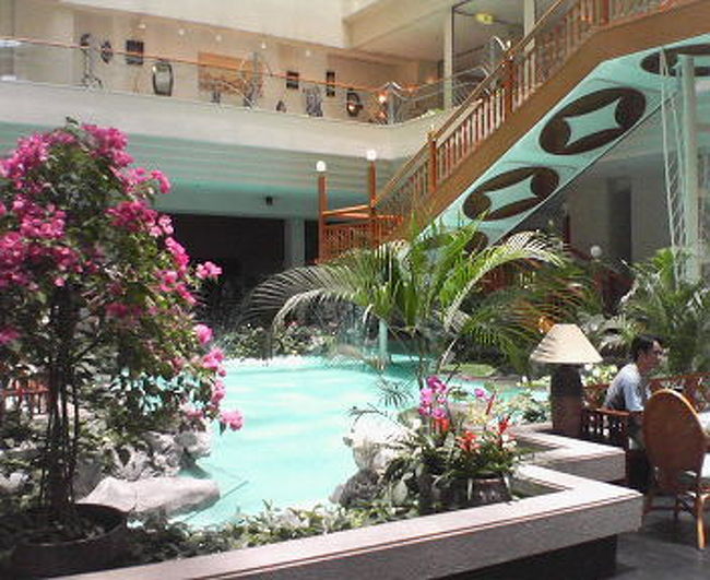 ホテルはここ〜ルネッサンスリゾート。<br /><br />ファミリーで行くにはここがベストです。<br /><br />宿泊料金は結構高いですが・・・<br /><br />6月中に3連泊、7月なら4連泊以上すると、<br /><br />朝食のみならず、昼食も食べ放題。<br /><br />5種類マリンスポーツが一回無料。<br /><br />パラソル、マット、ジェットスキーは乗り放題・・など<br /><br />滞在中、夕食位しかお金使いません〜<br /><br />温泉があるのも良い〜<br /><br />http://blog.goo.ne.jp/yoshikawasuisan02/e/c2eec11cad6af0f5368edf5313f32353