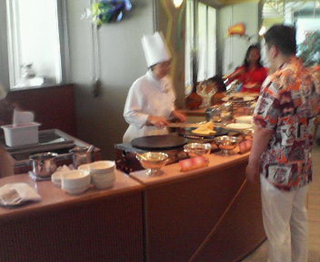 ホテルのバイキングは超充実。<br /><br />朝はオムレツをオーダーで〜<br /><br />昼はワッフルをオーダーで焼いてくれます〜<br /><br />味もグーです。<br /><br />http://blog.goo.ne.jp/yoshikawasuisan02/e/96789db95bfde8a273f5b3342507d0ae