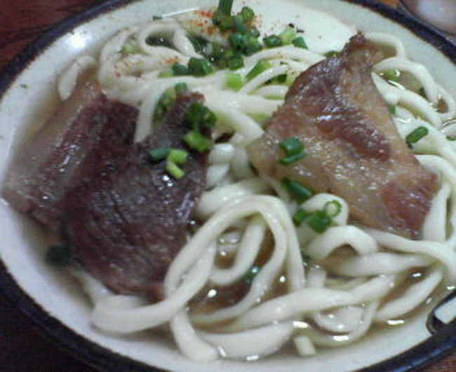 コシがあって最高〜<br /><br />でも、沖縄本島で一番美味いのは、【首里そば】の<br /><br />ソウキソバです。首里城近く。<br /><br />この「きしもと食堂」は、2番目に美味しいですよ〜<br /><br />