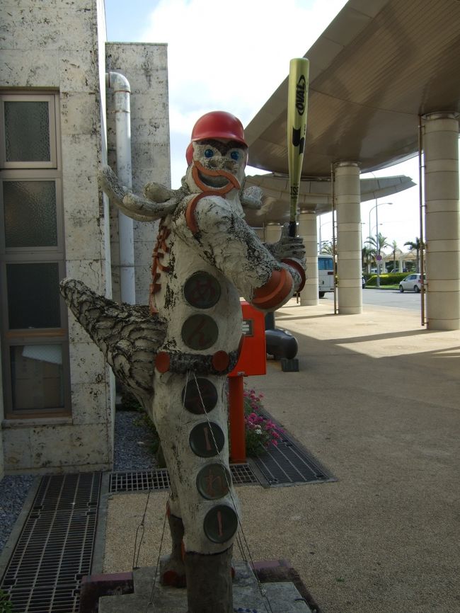 久米島空港到着後、<br />楽天と書かれた変な像がお出迎え。
