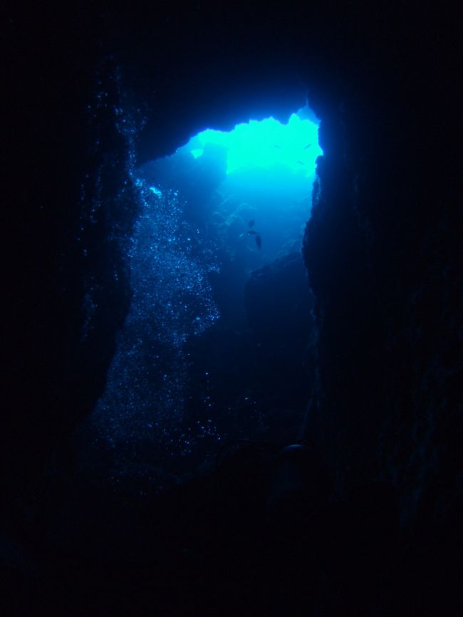 深さは28m。<br /><br />デコまでのカウントダウンが始まってるのに、<br />ガイドは再び穴の奥へ行けと指示してくる・・・。<br /><br />仕方なく奥へ行き、光のきれいな縦穴へ。<br /><br />脱出を目前に、本日２度目のデコΣ(-。-*)o<br />