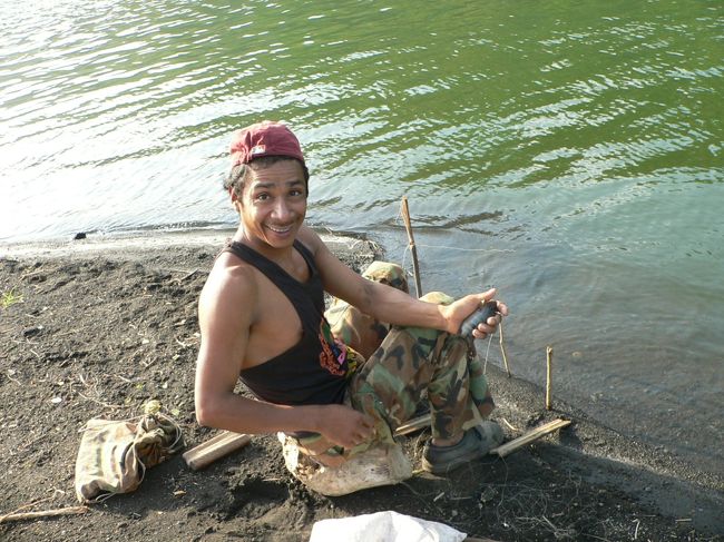 マサヤ湖で魚釣りする人。取った魚は自分で食べるのだそうです。