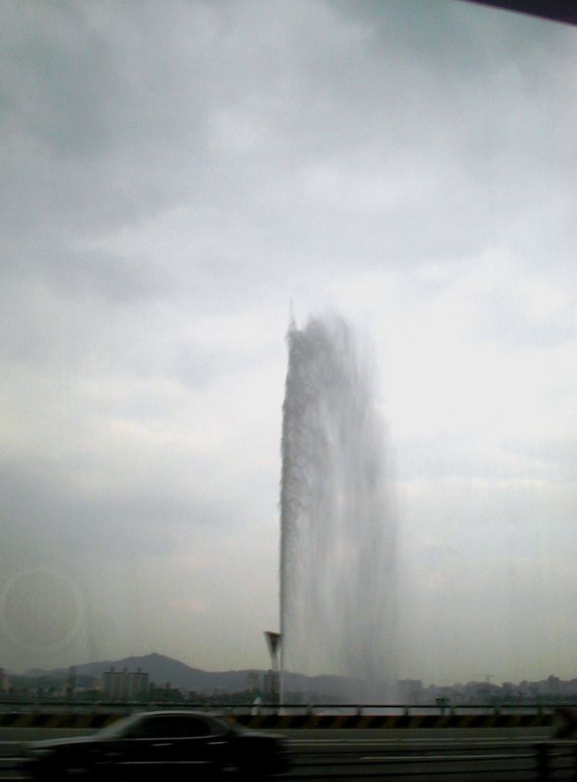 空港前の広場で見かけた噴水です。残念ながら曇り空では冴えません。まるで消防訓練の放水のようでした。