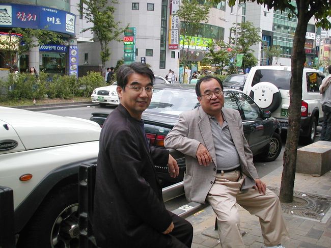 写真撮影で少し私が遅れたところで、先を歩いていたお二人はベンチで一休みです。ソウルの中心街を外れていますので、何となくゆったりとした気分です。