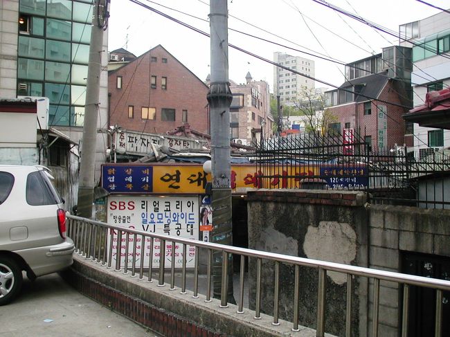 先ほど写した店を上の道からもう一枚です。屋根が傷んでいる老舗の焼肉店です。前回の旅行の際、日暮れ時には超満員でした。