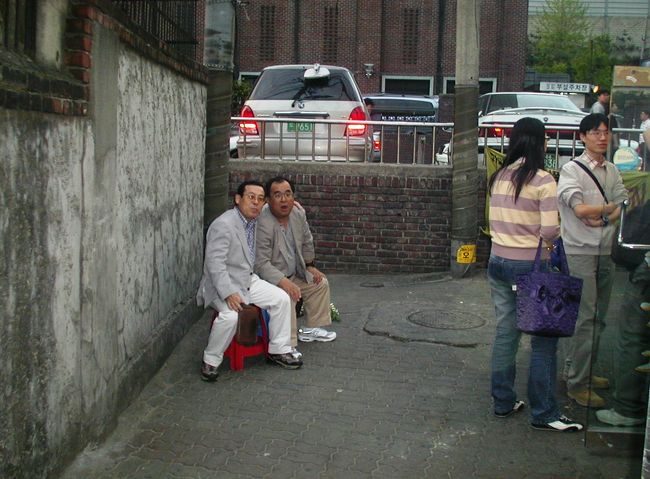 ぼろ屋根の焼肉店に戻って更にもう一枚です。Muさんにシャッターを切ってもらいました。店には早くも列が出来始めました。