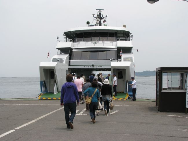 宮島口からフェリーに乗っていざ、宮島へＧＯ！<br />思ったより観光客が多くてちょっとびっくり・・・。<br />確かにメジャーな観光名所だけど前に来た時はガラガラだったような？<br />世界遺産になったから？