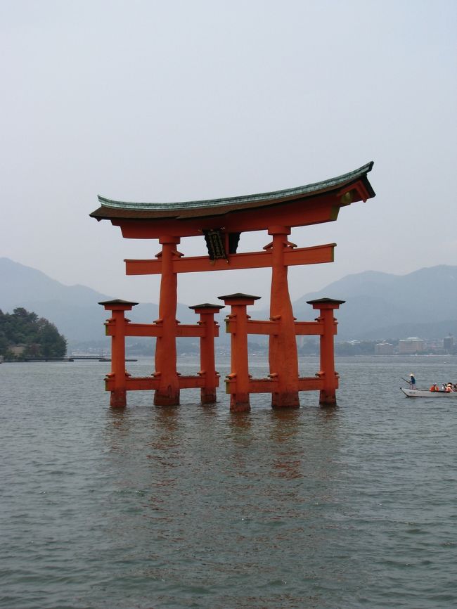 鳥居です！<br />この時は潮が高かったので鳥居まで歩いていく事は出来ず残念。<br />潮が引いてる時は潮干狩りも出来る宮島です。