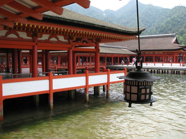 厳島神社の中。<br />う〜ん、毎度思うけど嘘くさい朱色だ（笑）<br />塗り直しは結構マメにしてるのかな？<br />以前台風で半壊した時は大変だったみたいだけど・・・今年は大丈夫か！？