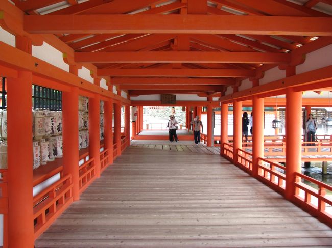 写真で見るとちゃんと綺麗な朱色な気も・・・。