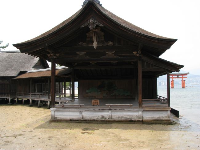 厳島神社の中にある能舞台。<br />確か前に野村萬斎か誰か有名な人が来た事あるような・・・。