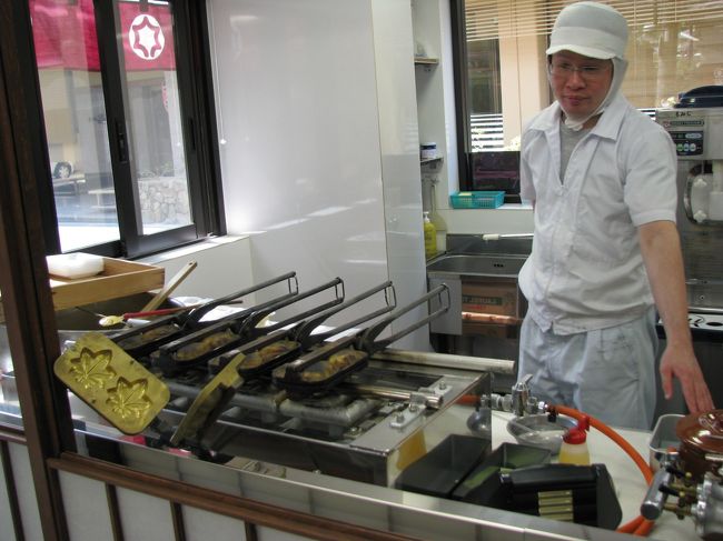 焼きたてのもみじまんじゅうが食べられるのも宮島のいい所。<br />この時は焼いてなかったけどね。