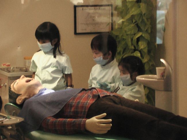 飛行機は成田6時発だったので、まずは子供を疲れさせるべくキッザニアへ。（荷物は東京駅の地下にある荷物預かり所で、楽々です。）