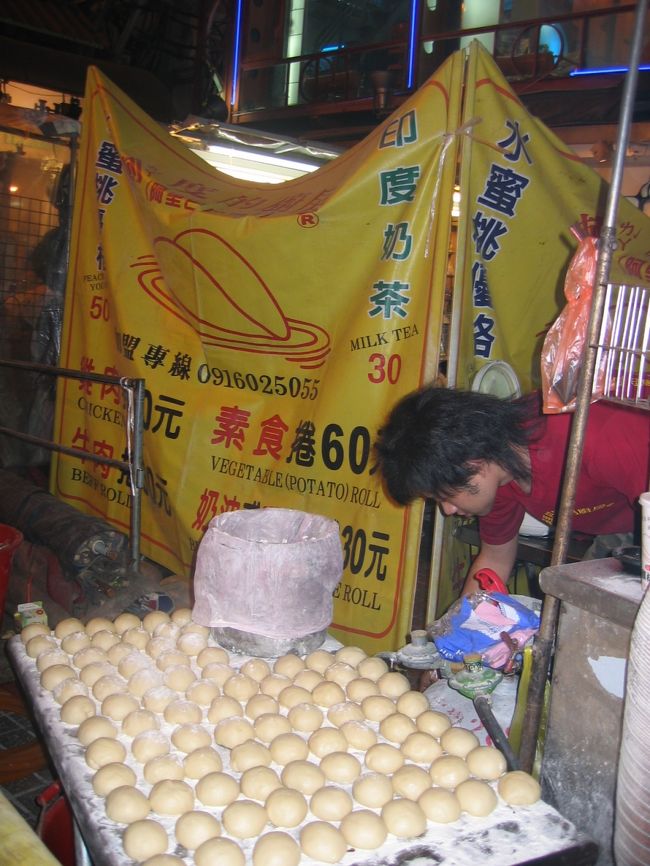 チキン屋の近くでなんだか分からない饅頭みたいなもんを売ってます。<br />食べなかったので中身は甘いのか辛いのかも分からず・・・。