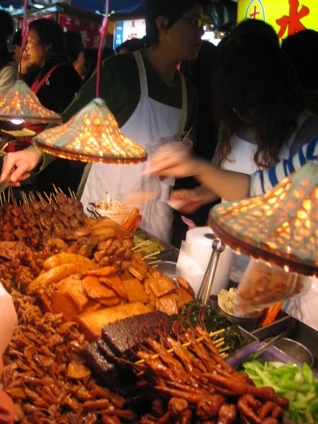 これまた何か分からないものの串。<br />あまりに人が多すぎて買う事が出来ず残念。