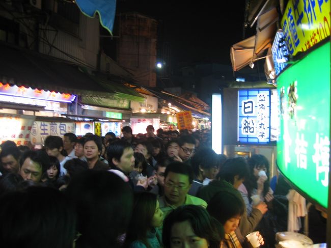 こんなに人が！！<br />私は台湾人の兄さんに突然怒鳴られてしまったよ。<br />言葉が分からなかったので何に怒ってるのか分からなかったけど・・・足を踏んだのかな？<br />そうだったらすんません。