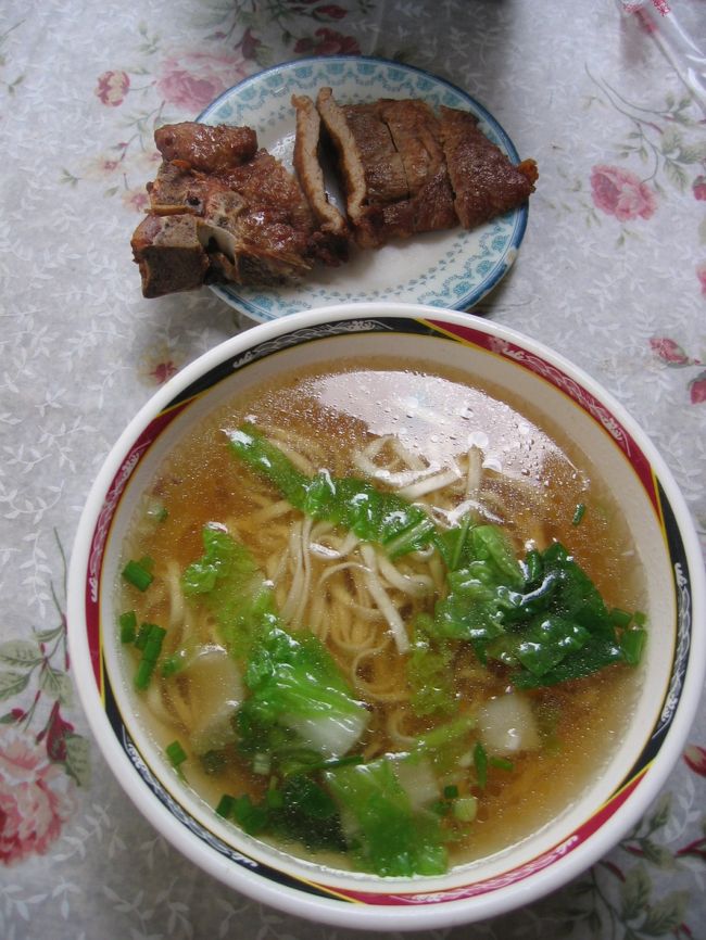 麺とお肉がセットになったもの。<br />麺のつゆにあんまり味がないんだけどお肉にはしっかり味があるので交互に食べると丁度いい。<br />朝ご飯につるっといけます。
