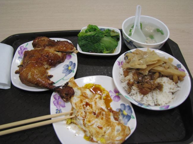 台北駅前にある三越の地下で食べた定食。<br />400円くらいだったかな？<br />おかずが多くてお米も日本と同じ。<br />美味い！<br />他にもとんかつとか日本のご飯もたくさんありました。<br />台北は日本料理が沢山あるので長期滞在でもこまらなそうだなぁ。