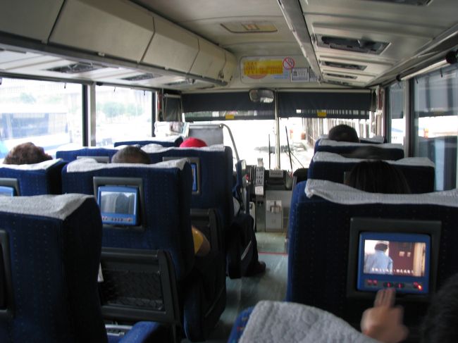 台北駅−空港までのバス。<br />なんと席一つ一つにＴＶがついてる！<br />たった1時間くらいなのに・・・。