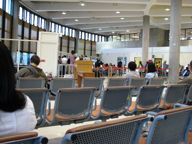 台北の空港は綺麗で快適。<br />免税店やお土産も充実してるの早めに行っても十分時間つぶし出来る。<br />お土産の試食をして回るだけでも腹いっぱいです（笑）<br />飛行機は再点検とやらで1時間も遅延したけどね・・・。<br />