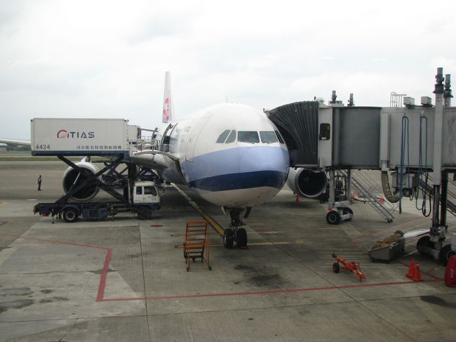 乗った飛行機。<br />この後、再点検で待たされた。