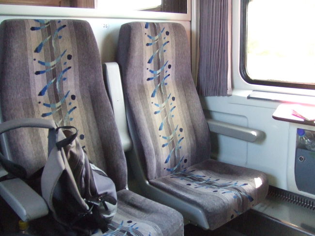 8月14日(火)<br /><br />プラハ駅を7:32に発車したECに乗り、<br />ブダペストまで約7時間。<br /><br />6人座れるコンパートメント席に座り、親子連れ、カップル、夫婦など、色んな人が乗り込んできました。<br /><br />途中、スロヴァキアのブラチスラバに電車は停車しましたが、国境検札もなくちょっとガッカリではありました。<br />パスポートのスタンプを増やしたかったのになあ。。。