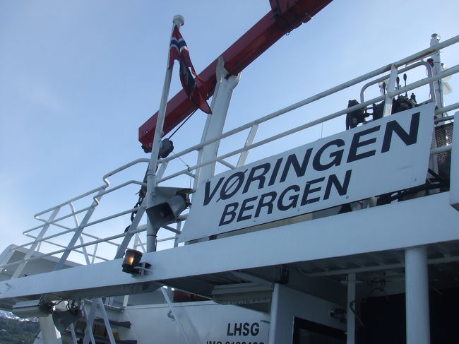 今日は、ベルゲンからノールハイムセンまでバス。そこからウルビックまで船でクルーズ。ウルビックからヴォスまでバス。ヴォスからオスロまで列車、というルート。<br />ベルゲン駅出発が７時３０分のため、前日にバス乗り場を確認。ベルゲン駅のバスターミナルから出発です。<br />今日はスーツケースを持っての移動。<br />大きな荷物はベルゲンーオスロ間は別送してくれる方法もあるらしく、その方が楽だろうな、申し込もうかと迷ったけど、バス、船、列車と乗り継ぐ間だけ持ち運べばすぐ乗り物に預け置けるので、思ったほど苦ではありませんでした。