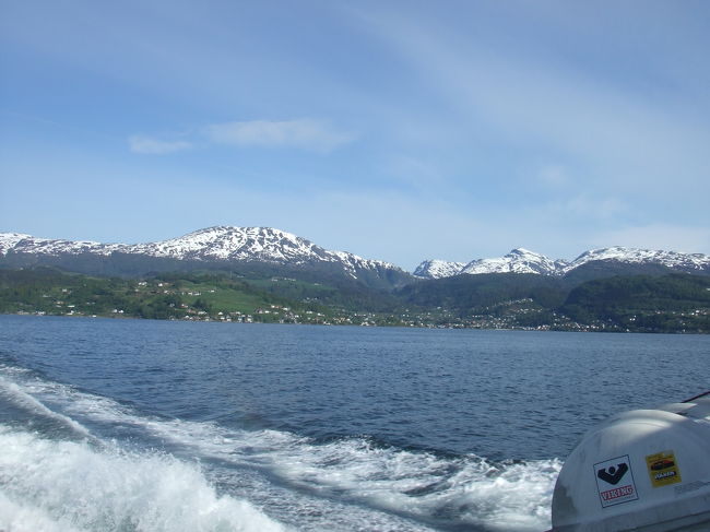 ノールハイムセンまでのバスは予定より少々遅れて到着。着いて５分後にフィヨルドフェリーが出発する予定になっていたのだけど、船はちゃんと待っていてくれ、乗り込んですぐ出港。<br />ノールハイムセンは、「ノルウェーで最も美しい村」と言われているそうで、ほんとは一日くらいゆっくりしたかったな・・。後ろ髪を引かれる思い。