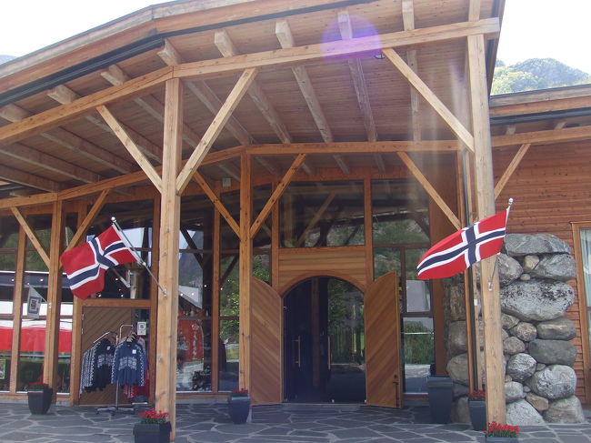 この３時間を有効に過ごすため、船会社がツアーを企画していて、船中でも参加を募っていました。<br />私らは自分たちでぶらぶらハイキングでもしよう、と話していたのに、ツアーバスが出発直前に急遽参加することに。<br /><br />大きいバスにお客さん１０人くらいでバスは早速出発。まずネイチャーセンターでハダンゲルフィヨルドの自然や成り立ちなどを知り、楽しめます。５面シアターは迫力あってめまいがしそうだった。<br /><br />ちょうどお昼時間なので、この建物の中でお昼をとったり、めいめいで時間を過ごします。