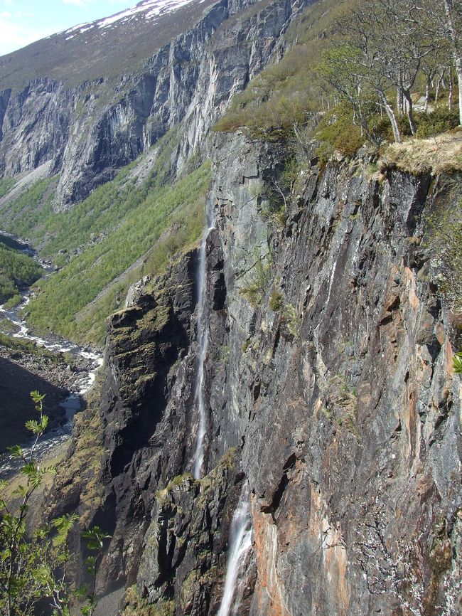 次は、ヴォーリングフォッセンへ。バスはぐんぐん山への坂道を登っていき、あっという間にてっぺんに。<br />ここでバスを降りて、滝を眺めに行くのだけど、高所恐怖症の私は足元がすくむ〜。落差１８２ｍだと。確かにすばらしい景観。