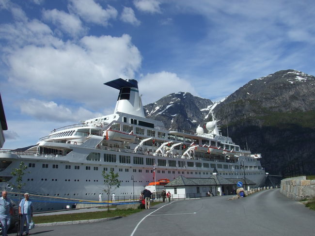 滝を堪能した後、バスはまた山を下り、アイフィヨルドの街へ。降りてきてみると、でっかいクルーズ船が停泊しているのにびっくり。街はこの船から下りてきたお客さんでにぎわっていた。<br />私たちは、自分たちの船の出発まで、お店を見たり２０分ほど過ごす。