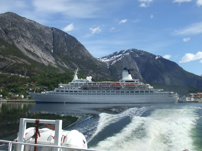 アイフィヨルドを出発し、船は３０分でウルヴィックへ到着。