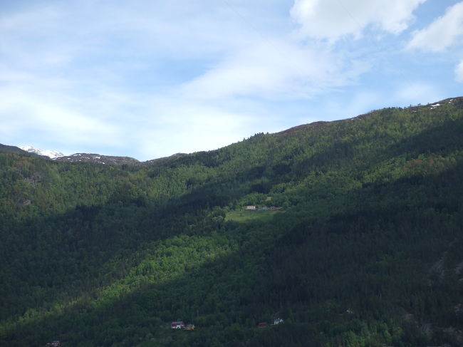 きのうのソグネフィヨルドでも、今日もフィヨルドの山々のいたるところにポツポツ家が建っている。<br /><br />この家など、まさに山の中腹に一軒だけ・・。道はちゃんとあるんだろうか、どうやって家を建てたんだろうか、どんな生活しているのか聞きたくなる。<br />さぞや不便なんじゃないかと思うんだけど、何てことなく住んでそうだな。