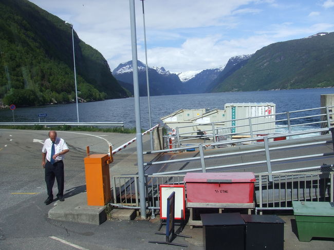 ウルヴィックで降りたのは私たち二人だけ。<br />１５分後にバスが来ることになっているのだけど、港沿いの道路のホテル前で待っていると路線バスがやってきました。ここでお客さんが二人降りて、今度は乗客は私たち二人だけ。<br />ヴォスまでは一時間となっているので、最短の山の中の道を行くもんだと思っていたら、さっきフェリーで通ってきたフィヨルド沿いの道を戻っている。遠回りするの〜と思ってると、小さな町のフェリー乗り場で停車。向こう岸からフェリーが来るらしいのだけど、一向に来ない。バスの運転手さんもバスから降り、まだか〜と待っている。
