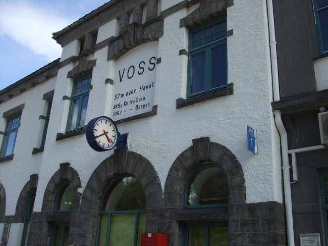 トンネルを抜けると、バスはまた山道を登って行きます。脇を見るのが怖いようなピストンカーブの道もぐいぐいと。途中、工事中で一方通行になっていて大渋滞のところもあり、これは予定時間よりずいぶん遅れるだろうな。ヴォス発の列車まで予定では時間が３０分あるから何とか列車には間に合うかな〜、と心配してたところ、そのうちヴォスの町に近づいて、バスが駅のバス到着地に着いて見ると、なんと！予定の１６時３０分ぴったり。<br />年輩の運転手さんだったのに、見事な運転術と時間の正確さに、母は日本語でほめまくり、サンキューサンキューと言って貸切のお客は降りました。