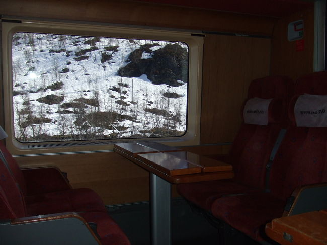 お互い窓側の席に座り、車窓に広がる雪景色を楽しんでいると、ミュルダールで、中国人夫婦が、そこは私の席だが・・、とやってきた。え〜と思ったけど、きっと車掌さんが見落としていたんだろうな・・と、４人がけの席だから、お互い見合す形で座り、しばらく気まずい感じで、話しかけもせず座っていたのだけど、大部たってご主人が、「中国語しゃべれますか？」と英語で聞いてきて、「いいえ、わたし達は日本人です」と言葉を交わしてからは、英語で楽しくおしゃべりが始まりました。<br />ご夫婦は、ご主人が北京の大学の先生で、この一年間はオスロの大学で教えているとのこと。さらには、書道家として活躍されており、次の週にはオスロで展示会もやるんだそう。オスロまでの長い時間、あれこれ楽しくおしゃべりして良い時間を過ごすことができました。