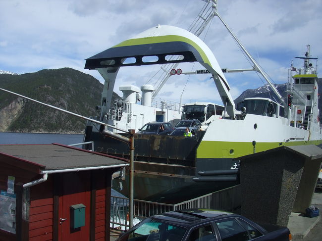 大部待ってようやくフェリーが到着。こちら側でもたくさんの車・バスが待っていたけど、たくさんの車やバスが降りてきた。地元の人も観光客も利用しているようです。ところが私たちのバスに乗る人はなし。運転手さんもそれを確認するとさっそくバス出発。<br />このフィヨルドの中では交通機関が一日数回なので、ちゃんと乗り継ぎできるように、次々みんな待っててくれるのです。<br />ここからバスはフィヨルドを離れて山の中へ。まもなくトンネルへ入ったのだけど、まあ、このトンネルの長いこと！あとで、ノルウェーに世界最長の陸路トンネルがあるのを知り、もしやあそこだったか、と思ったのですが、いやいや、ここの３〜４倍もの長さのトンネルがきのう行ったソグネフィヨルドのラールダールとアウルラン間にあるんですね。２４．５?か〜、一度通ってみたいな！
