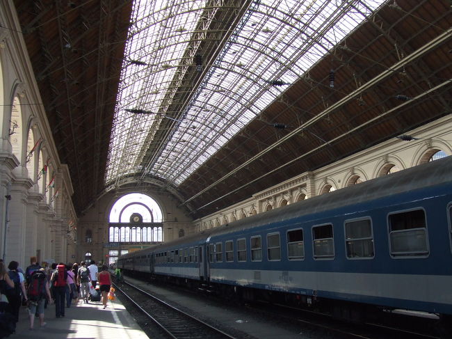 ブダペスト東駅に到着しました。<br />7時間というのは結構長かったなぁ〜。。<br /><br />ここから地下鉄に乗り換えてひとまずホテルに向かいますが、結構広いので、地下鉄の切符売り場の場所が分からず、右往左往してしましました。