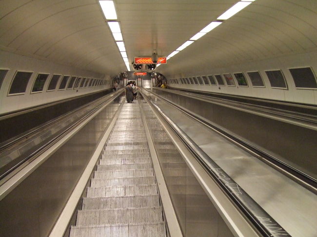地下鉄駅へのエスカレーターです。<br /><br />ハンガリーのエスカレーターは非常に速く、音もデカい！！<br />老人や子供は乗るの大変なんじゃないかな…。<br />