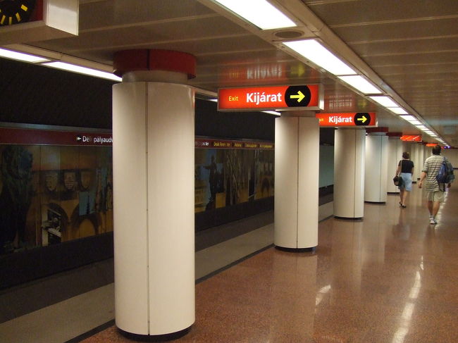 地下鉄、路線M2の駅です。<br /><br />2007年当時は、M2の半分くらいの路線がリニューアル工事を行っていて、代替バスが運行していました。<br /><br />この駅はリニューアルが終わり、日本の地下鉄とも似た現代的な駅になっていました。<br />