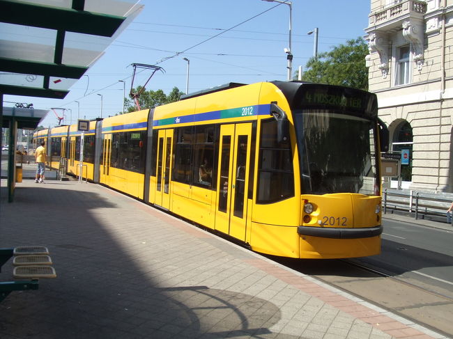 ヨーロッパよくある低床式の新しいトラムも走っていました。