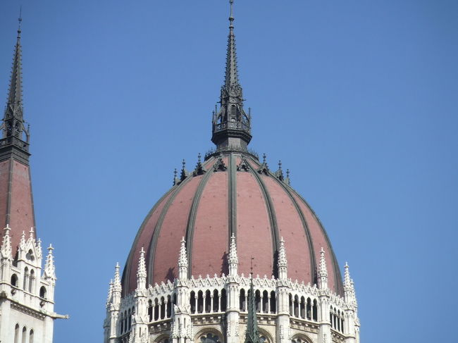 中央のドームを拡大してみました。<br />この美しくも哀愁を感じさせる屋根の色が…いい！