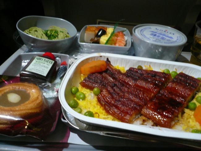 関空０：２５発、カタール航空ドーハ行き。<br />１回目の機内食は深夜１：１５。<br />和・洋・アラブ料理からチョイス。アラブ料理をいただきたいところでしたが、この先のことを考えて、和食にしました。<br />メインは鰻の蒲焼き。そのほかも去年と全く同じ内容でした。<br />でもおいしくて、深夜にもかかわらず完食...