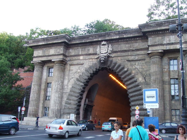 トンネル一つとってもかなりの荘厳さです。<br /><br />この後、王宮の丘に行きましたが、日も陰ってきてあまり写真が撮れなかったので、また明日来ることにしました。