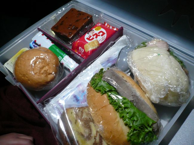 予約時に、チャイルドミールをリクエストしていました。<br />食事の時間に寝ていた娘。<br />起きてすぐにホットミールのかわりにサンドイッチを入れて持ってきてくれました。