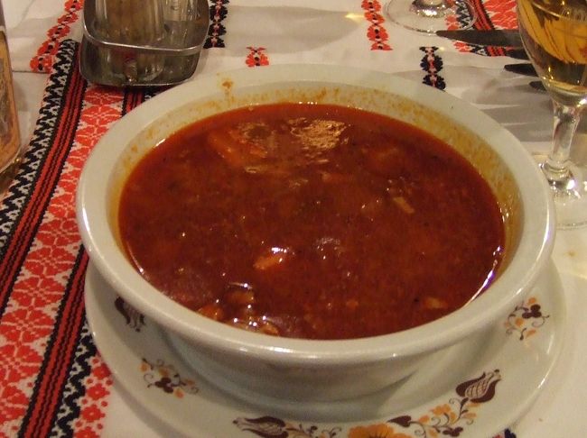 夕食は、Alfoldi Vendgloというレストランで、ハラースレーやグヤーシュなどとトカイワインを注文しました。<br /><br />雰囲気は素朴で家庭的な感じでとても落ち着けました。<br />トカイワインは甘くて飲みやすかったのですが、<br />ハラースレーは…別名、漁師のスープとも言いまして、とても魚臭い味がしました。<br />個人的に苦手な味でした。<br />