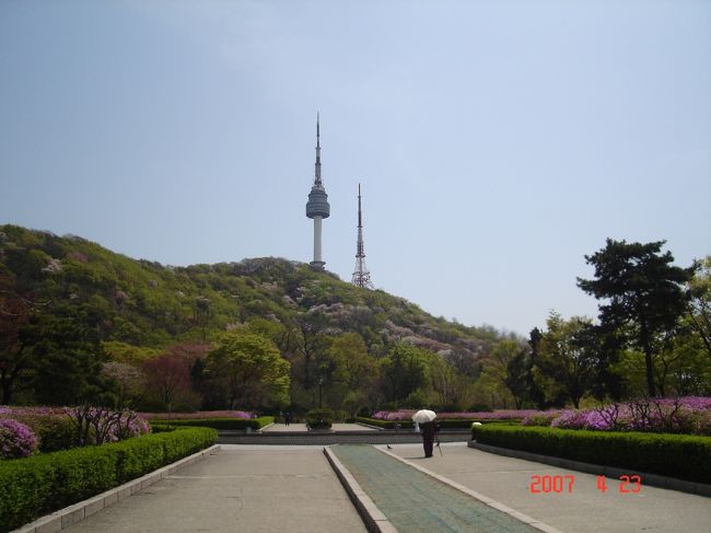 「マルシアン」探しで時間を大分ロスしてしまったので、新羅ホテルで捕まえたアジョッシのタクシーで南山公園へ。あと１〜２週間早かったら、桜が咲いていたそうで残念。