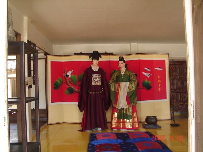 ついでに忠武路駅近くの南山谷韓屋マウルにタクシーで行ってもらいました。日本語ペラペラのおじさんで勉強熱心でした。日本語の「ぞ」と「じょ」の違いを私に聞いてました。あの時は親切にしていただいて助かりました。