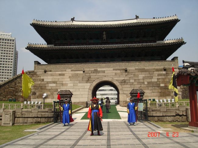 南大門市場でお昼御飯を食べたら、南大門へ行ってみることに。たまたま行ったら、中を公開してました。衛兵さんもいて、タイムスリップしたみたいです。