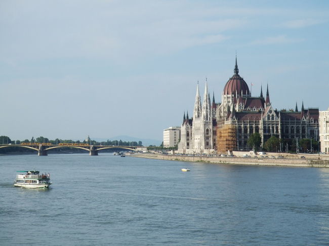 くさり橋から見た国会議事堂。